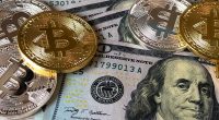 Fyysinen bitcoin-kolikko dollariseteleiden päällä